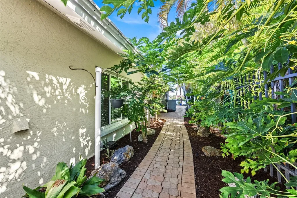 1320 Moonmist Drive Sarasota FL 34242