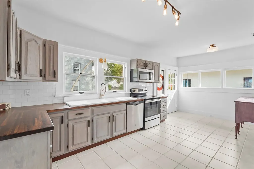1550 3rd Avenue W Bradenton FL 34205
