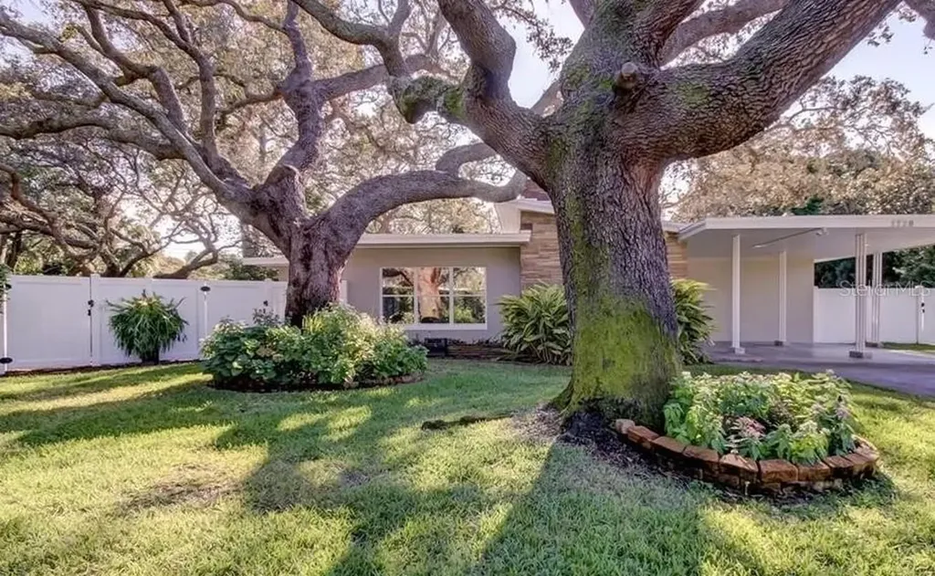 1320 Augusta Lane S St Petersburg FL 33707