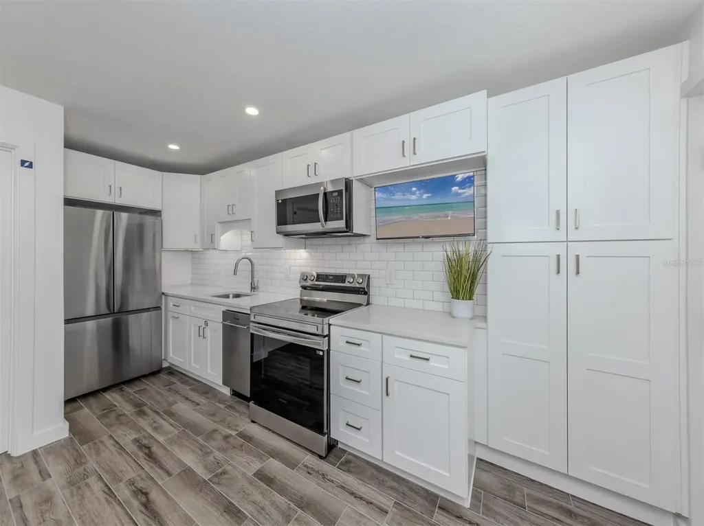 73 Avenida Messina Sarasota FL 34242