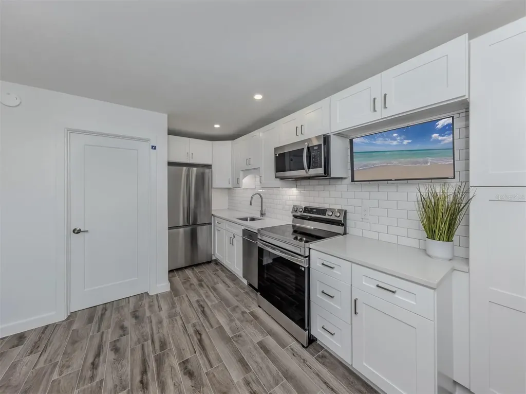 73 Avenida Messina Sarasota FL 34242