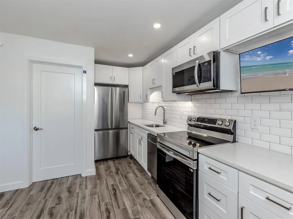 73 Avenida Messina Sarasota FL 34242