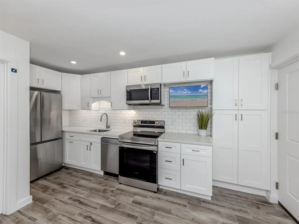 73 Avenida Messina Sarasota FL 34242