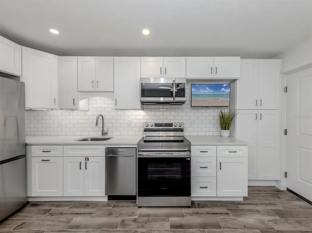 73 Avenida Messina Sarasota FL 34242