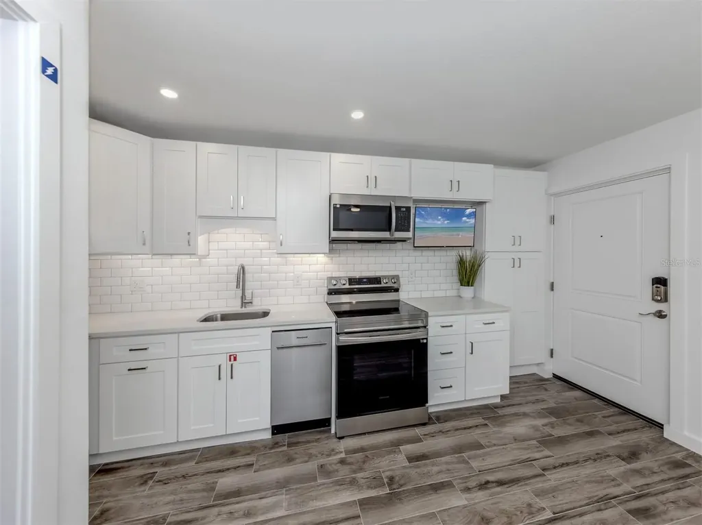 73 Avenida Messina Sarasota FL 34242