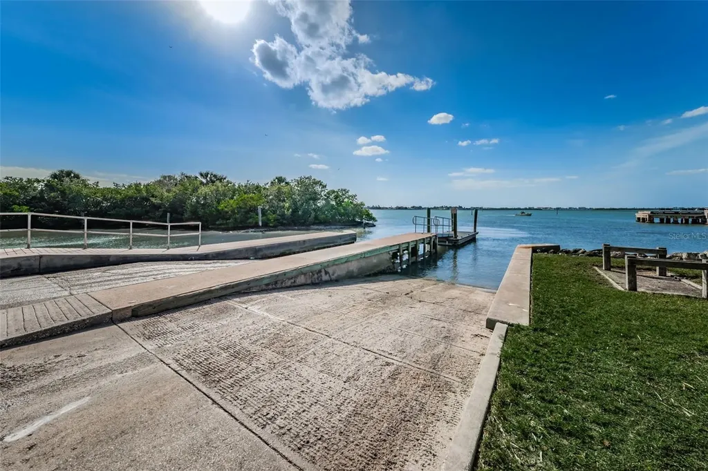 2015 Park Street N St Petersburg FL 33710
