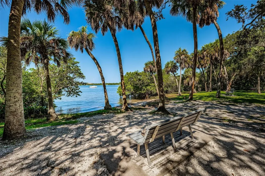 2015 Park Street N St Petersburg FL 33710