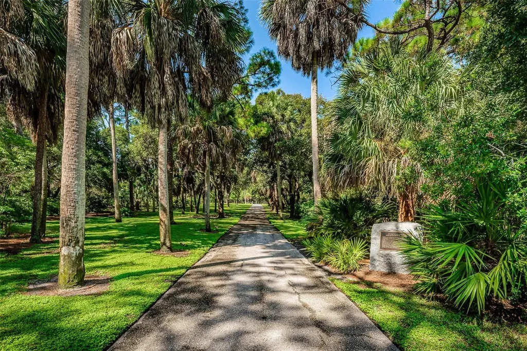 2015 Park Street N St Petersburg FL 33710