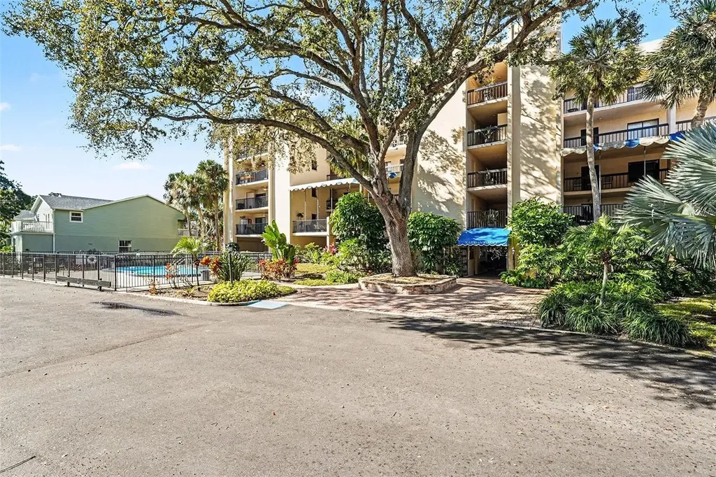 303 Tarpon Point Tarpon Springs FL 34689