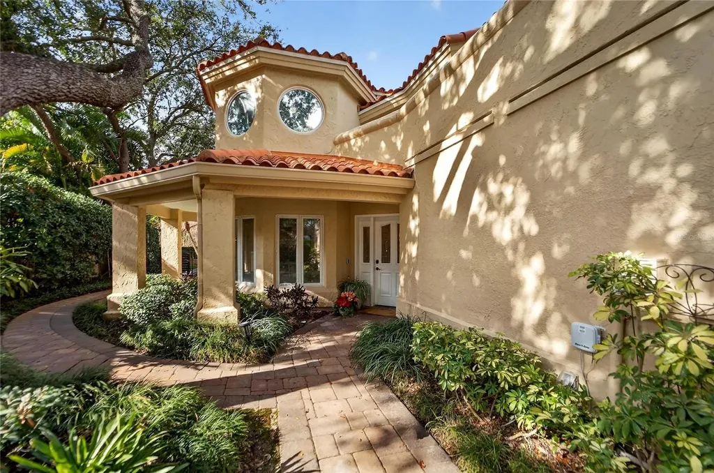 1105 Flores De Avila Tampa FL 33613