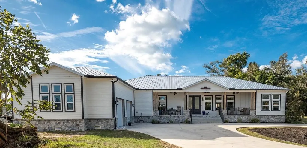 1605 Center Road Terra Ceia FL 34250