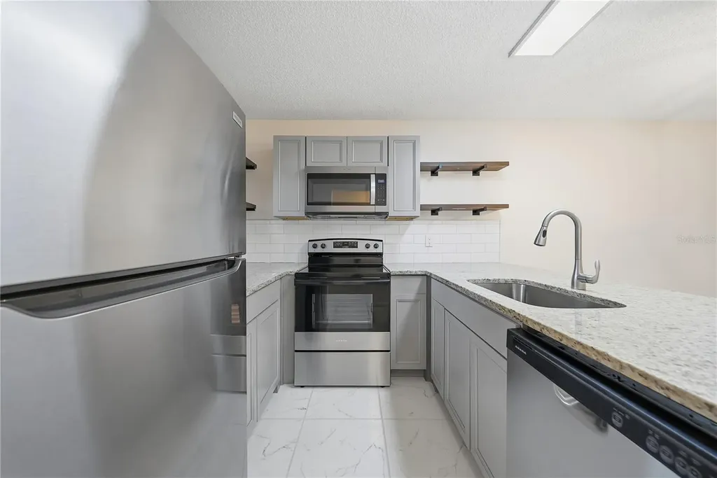 39132 County Road 54 Zephyrhills FL 33542