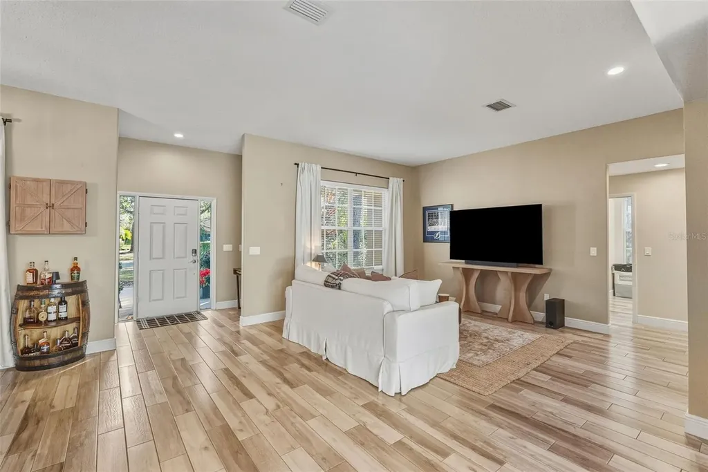 1362 E Lake Woodlands Parkway Oldsmar FL 34677