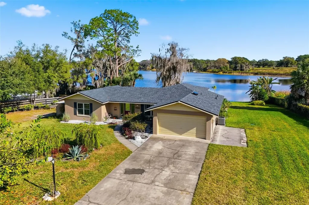 40700 Long Island Drive Umatilla FL 32784