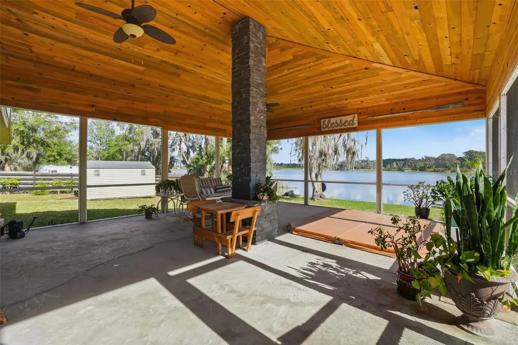 40700 Long Island Drive Umatilla FL 32784