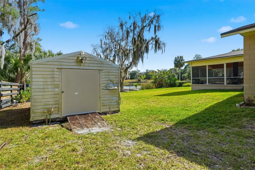 40700 Long Island Drive Umatilla FL 32784