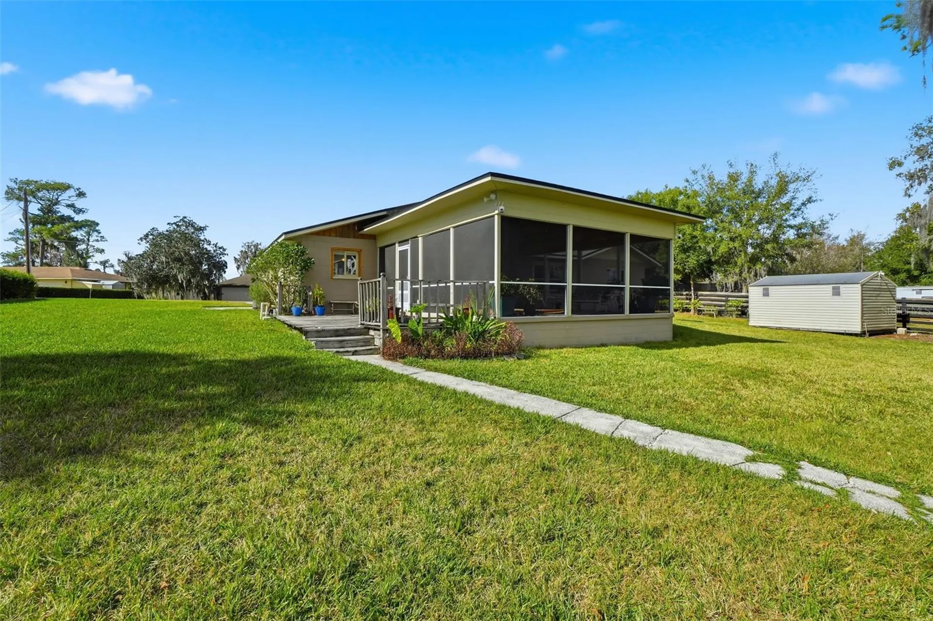 40700 Long Island Drive Umatilla FL 32784