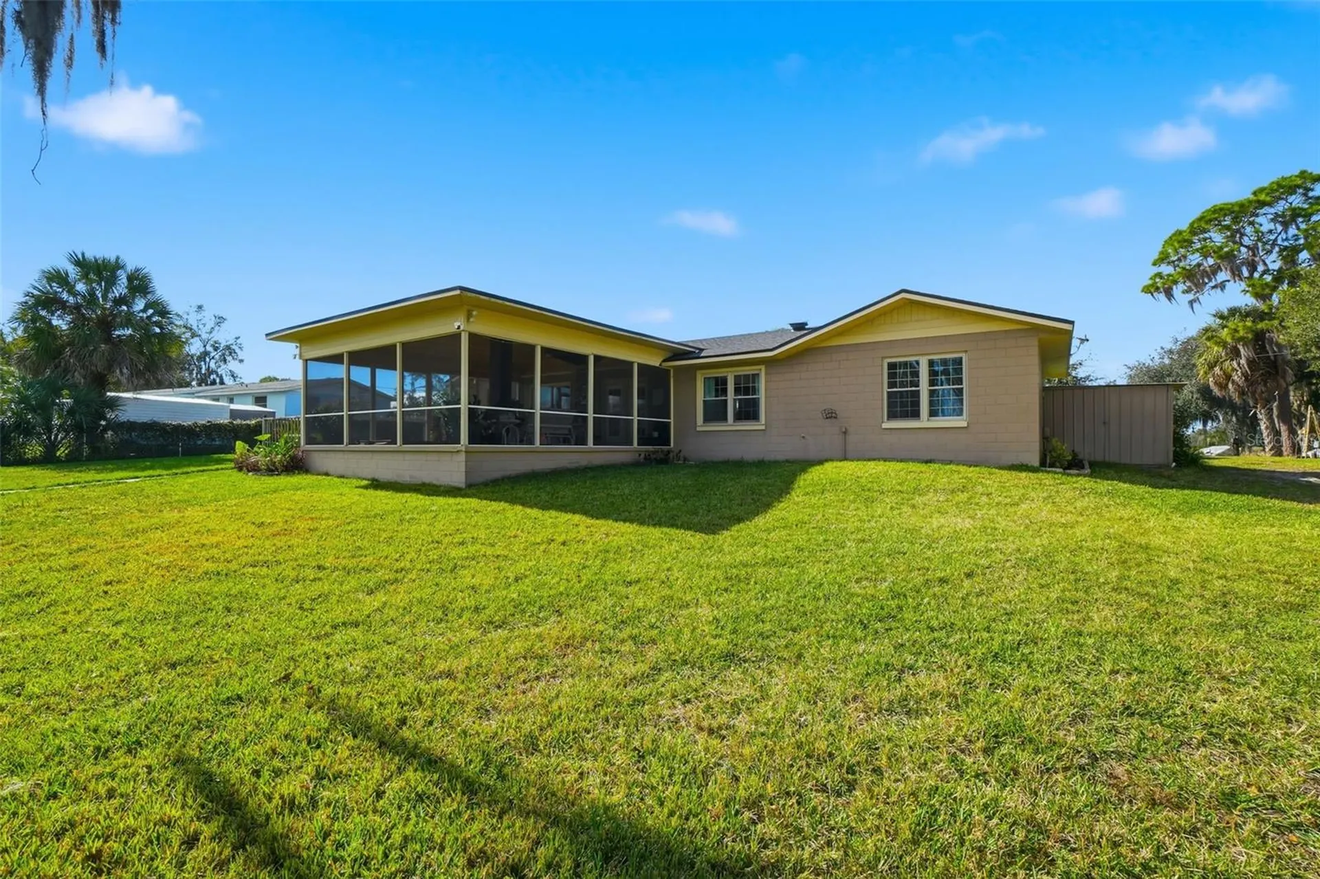 40700 Long Island Drive Umatilla FL 32784