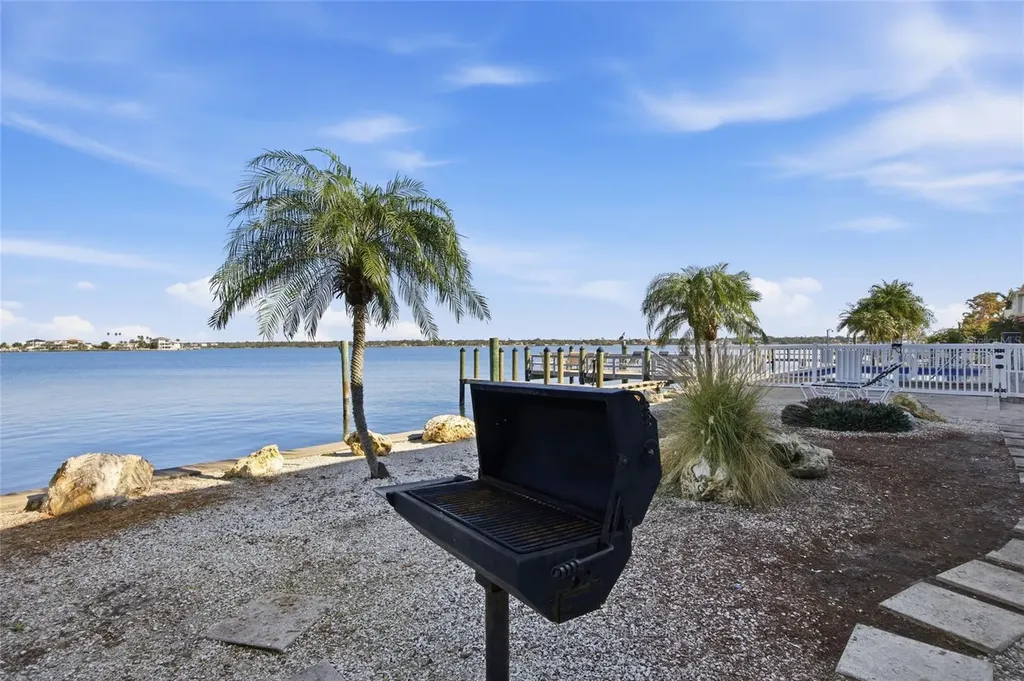 16 Paradise Lane St Petersburg FL 33706