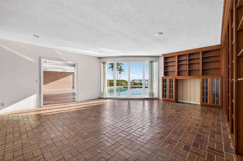1323 Snell Harbor Drive NE St Petersburg FL 33704