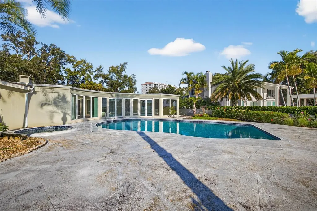 1323 Snell Harbor Drive NE St Petersburg FL 33704