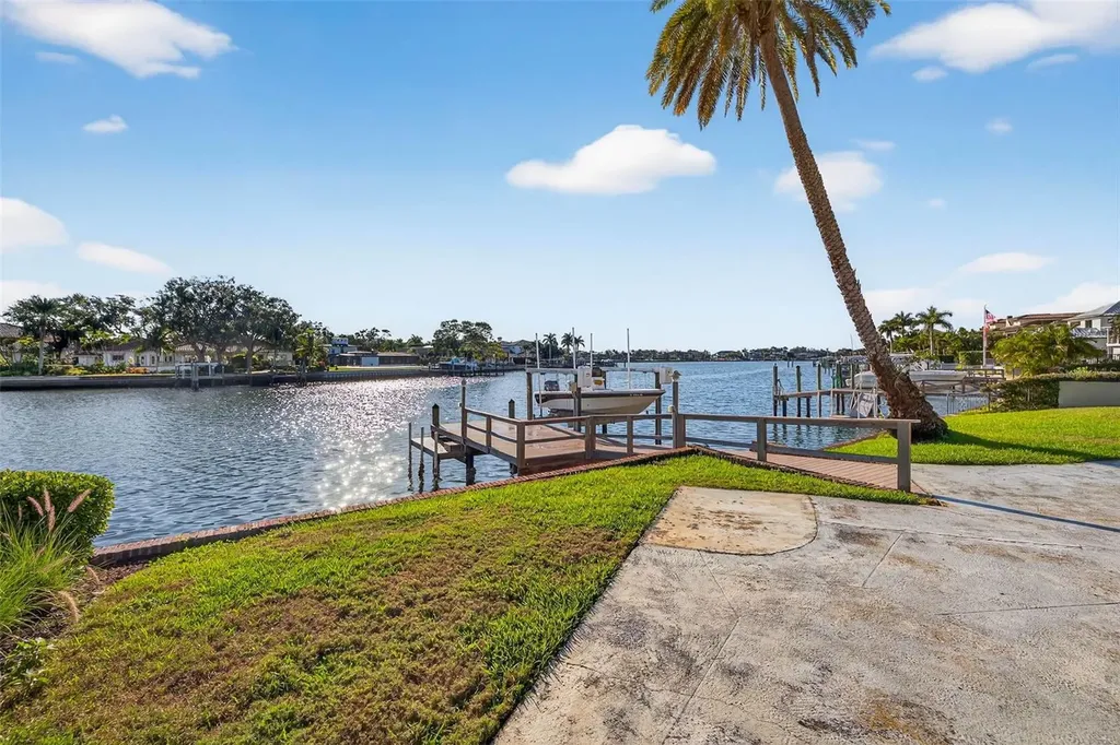 1323 Snell Harbor Drive NE St Petersburg FL 33704