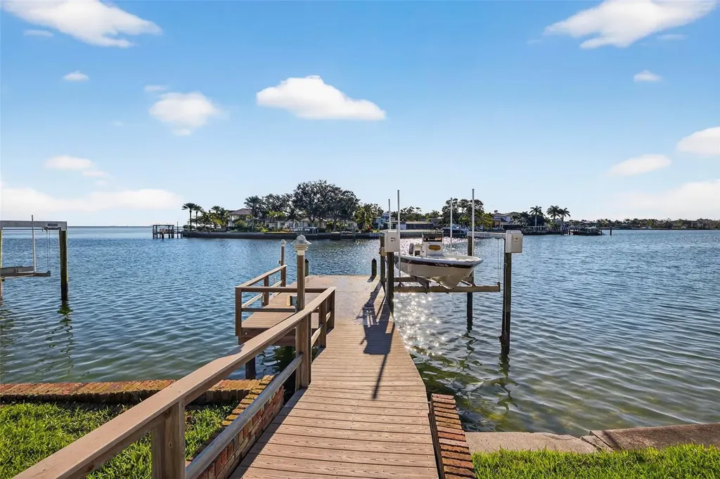 1323 Snell Harbor Drive NE St Petersburg FL 33704