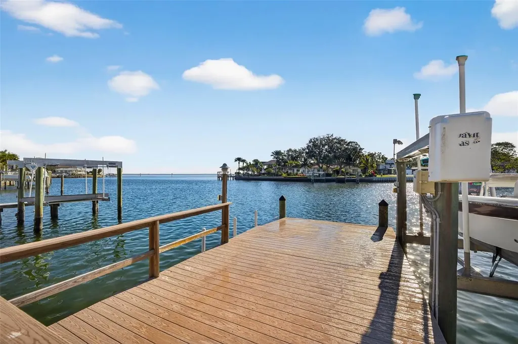 1323 Snell Harbor Drive NE St Petersburg FL 33704
