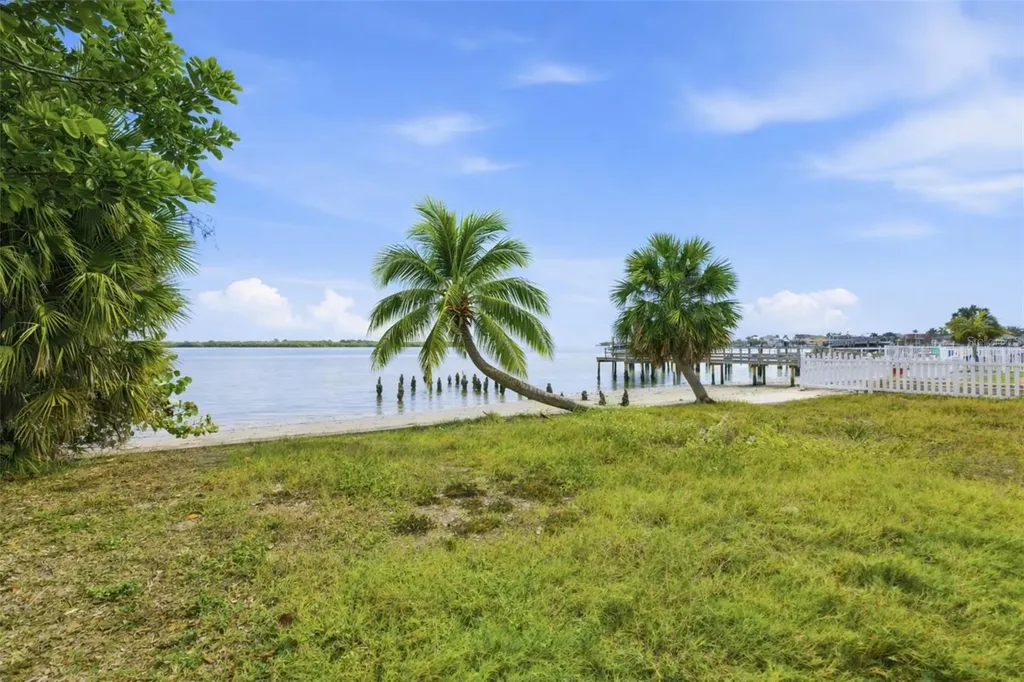 6043 Bayou Grande Boulevard NE St Petersburg FL 33703
