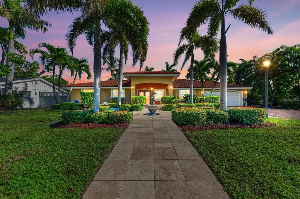 608 Hampshire Lane Holmes Beach FL 34217