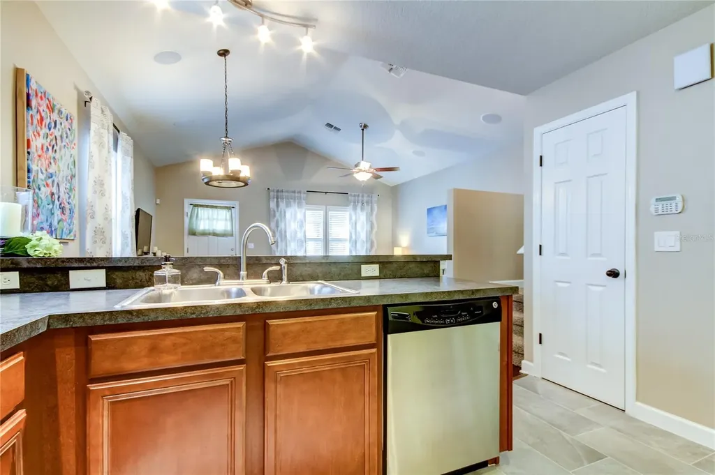 2123 W Spruce Street Tampa FL 33607