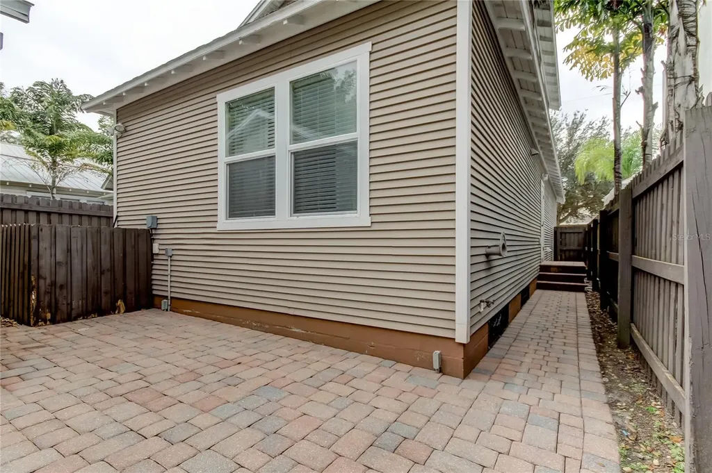 2123 W Spruce Street Tampa FL 33607