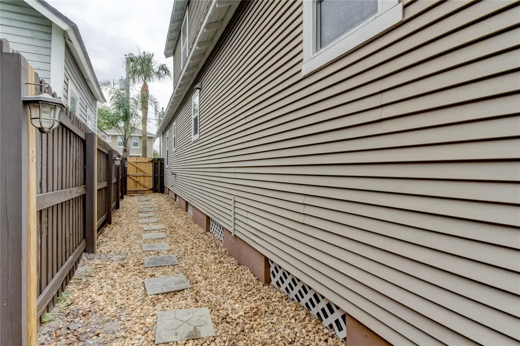 2123 W Spruce Street Tampa FL 33607