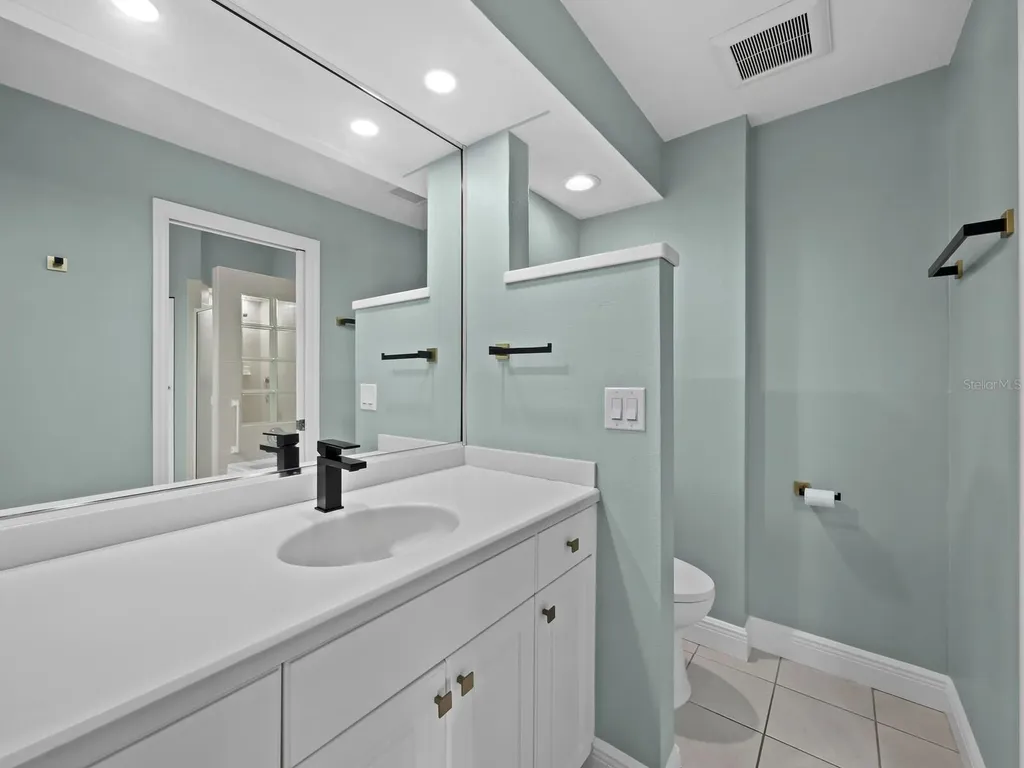 200 Cocoanut Avenue Sarasota FL 34236