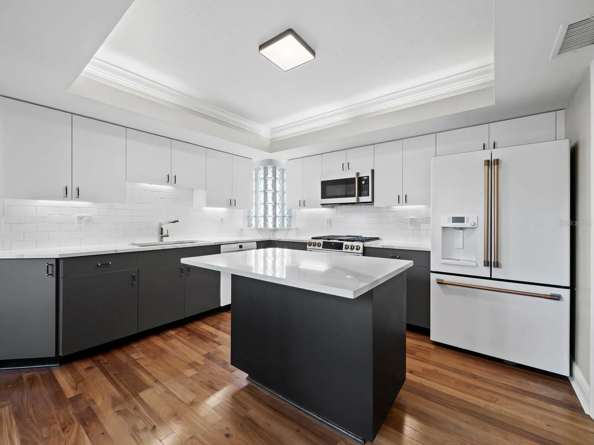 200 Cocoanut Avenue Sarasota FL 34236