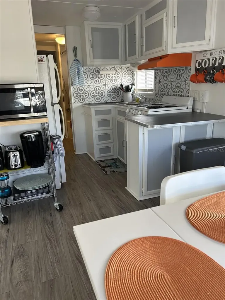79 Eagle Point S Osteen FL 32764