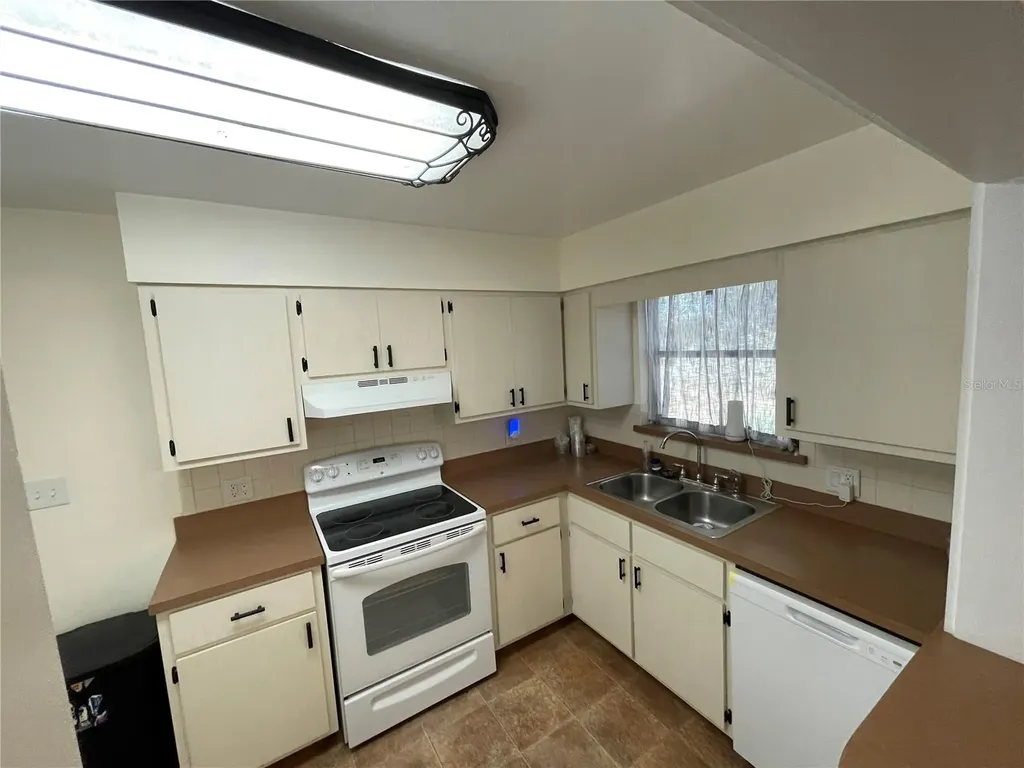 13950 SE Highway 42 Weirsdale FL 32195