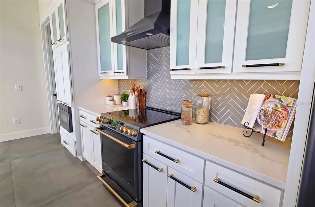 2475 Bay Street Sarasota FL 34237
