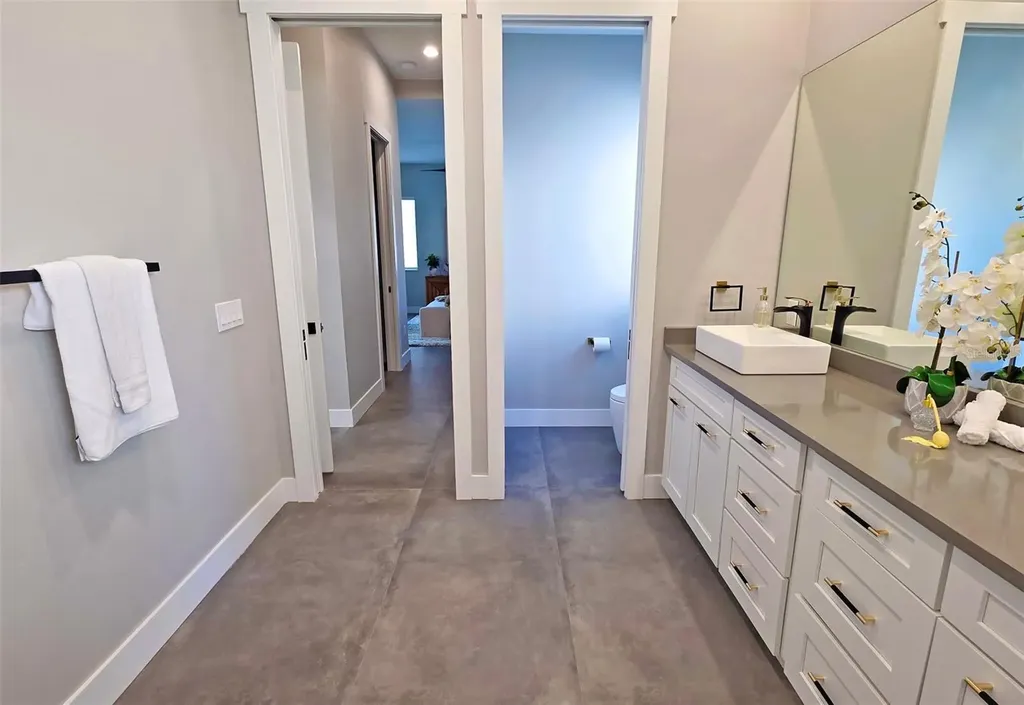 2475 Bay Street Sarasota FL 34237