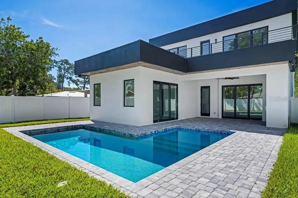 2475 Bay Street Sarasota FL 34237