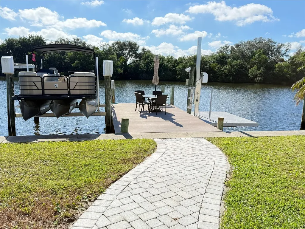 622 Mount Oak Avenue NE St Petersburg FL 33702