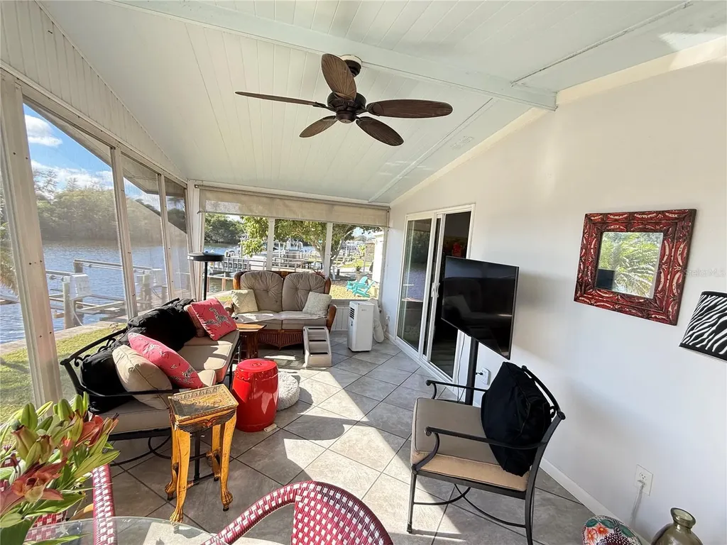 622 Mount Oak Avenue NE St Petersburg FL 33702