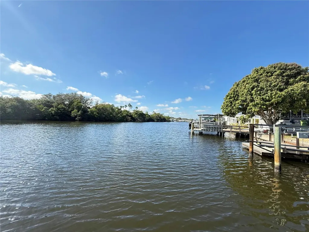 622 Mount Oak Avenue NE St Petersburg FL 33702