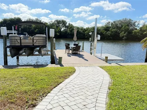 622 Mount Oak Avenue NE St Petersburg FL 33702