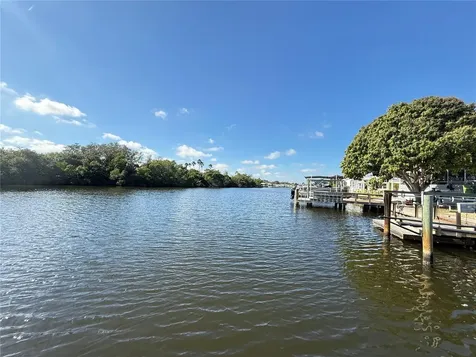 622 Mount Oak Avenue NE St Petersburg FL 33702