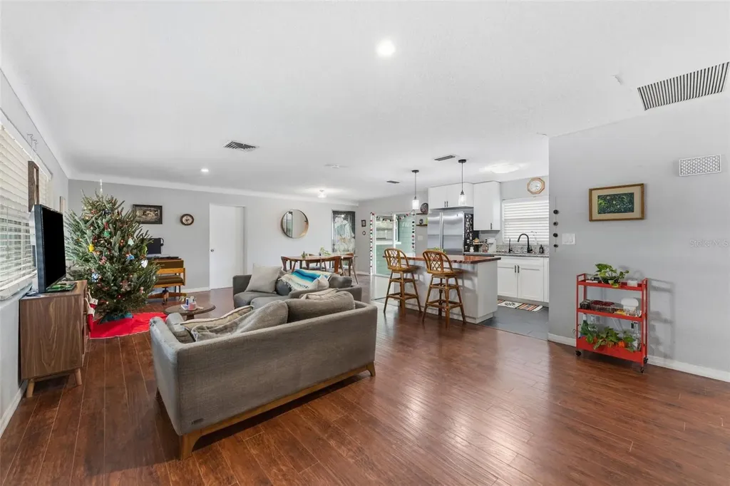 5911 36th Avenue N St Petersburg FL 33710