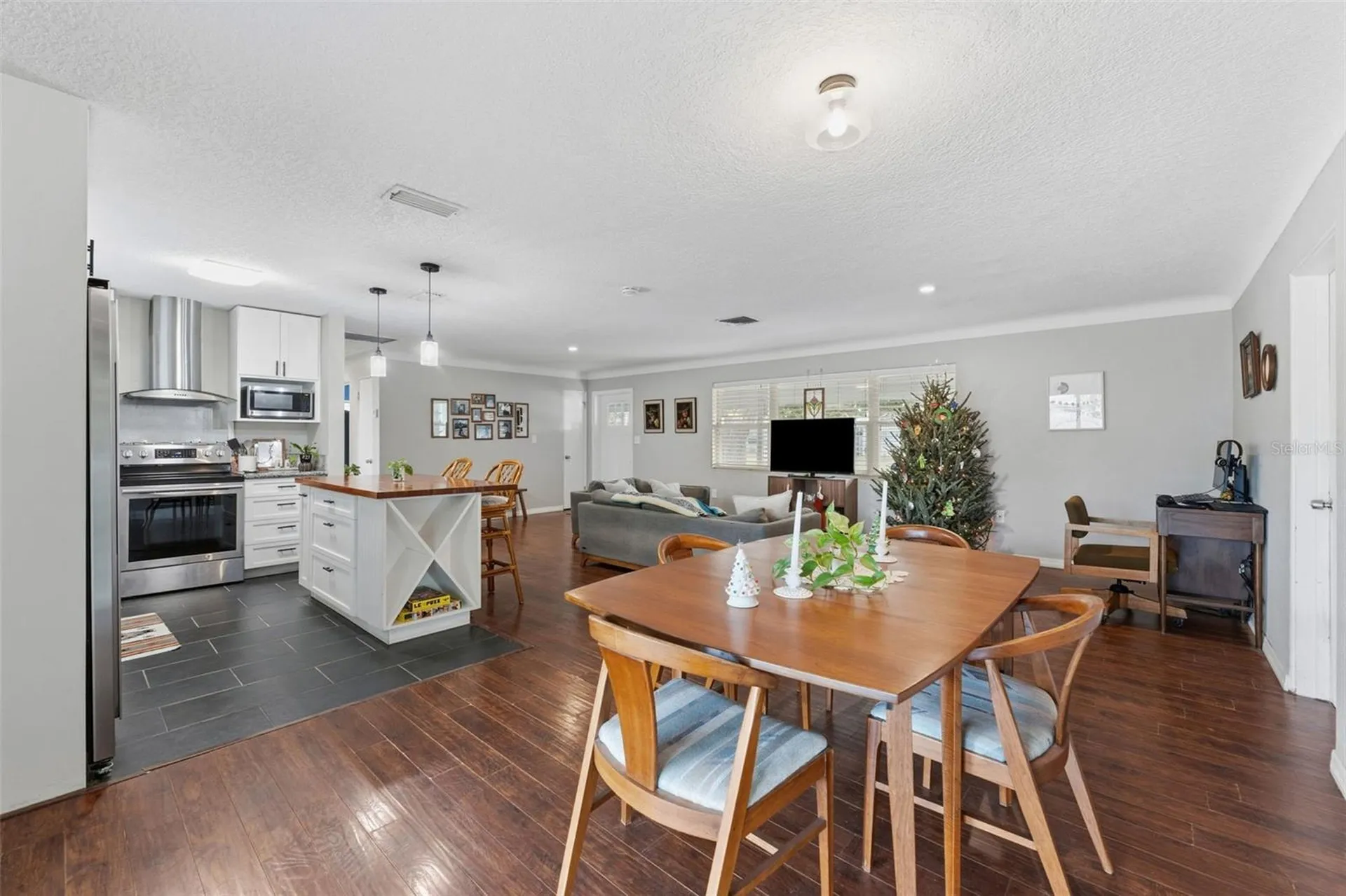 5911 36th Avenue N St Petersburg FL 33710