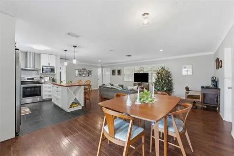 5911 36th Avenue N St Petersburg FL 33710