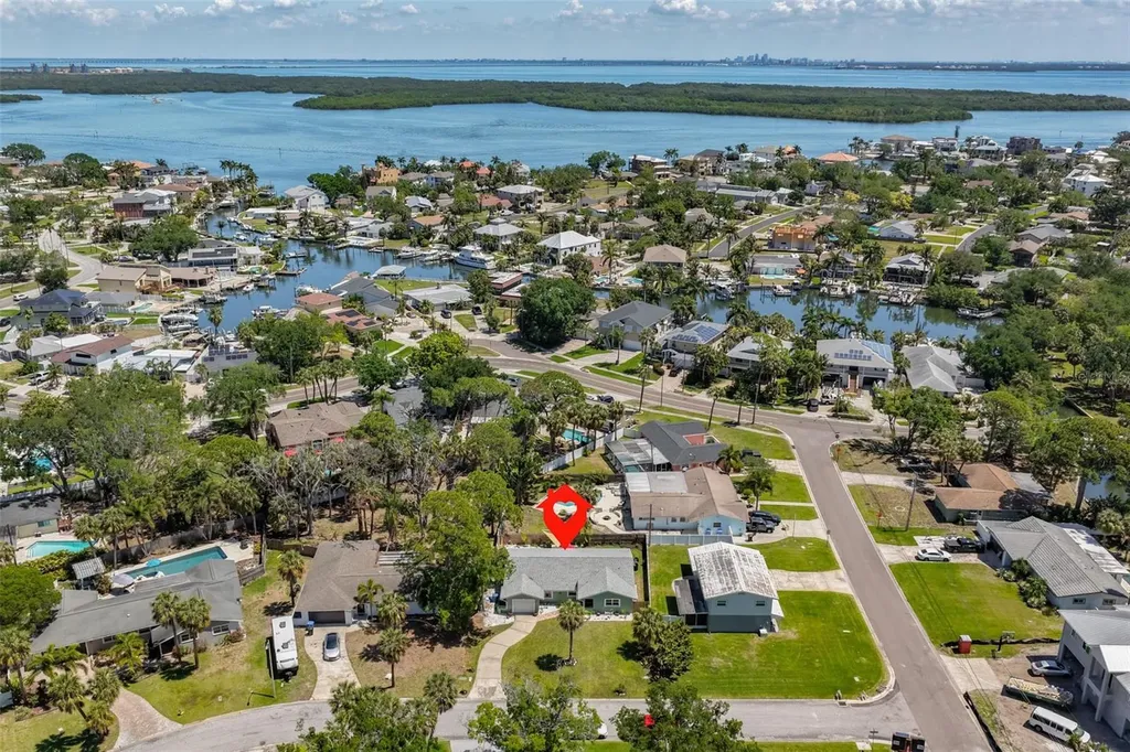 1667 N Dakota Avenue NE St Petersburg FL 33703