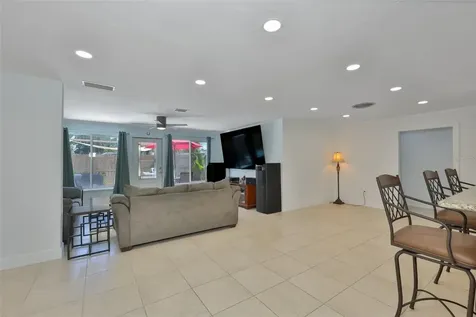 1667 N Dakota Avenue NE St Petersburg FL 33703